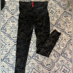 SPANX Faux Leather High Rise Legging Matte Black Camo Size M